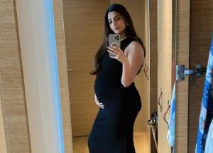 Sonam Kapoor flaunts her baby bump
