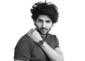 Kartik Aaryan finds a fan in a young street vendor, says, "No Reward bigger than this"!