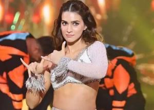 Kriti Sanon looks like a real Shehzadi as she dances In this white shimmery outfit at a mega event!