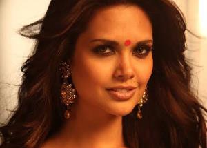 Esha Gupta Completes Ten Years In The Industry, Says She Is "Grateful