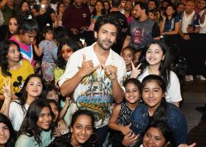 Kartik Aaryan shakes leg with fans at the world famous fountain area in Dubai Mall for Bhool Bhulaiyaa 2 tiltle track