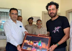 Manoj Bajpayee offers prayers at Deoghar Baba Baidyanath Dham Jyotirling in Jharkhand.