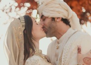 Ranbir Kapoor and Alia Bhatt kiss each other in their dreamy wedding pictures